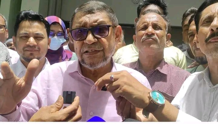 স্বাস্থ্যমন্ত্রীর হঠাৎ পরিদর্শনে ধরা পড়ল অনুপস্থিতি